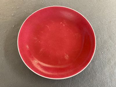 Plat en porcelaine de Chine en rouge de rubis monochrome, marque et époque de Jiaqing — photo 1