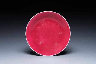 Plat en porcelaine de Chine en rouge de rubis monochrome, marque et époque de Jiaqing