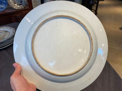 Plat en porcelaine de Chine famille rose à décor d'antiquités, Yongzheng/Qianlong — photo 7
