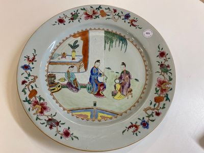 Plat en porcelaine de Chine famille rose à décor de musiciennes, Qianlong — photo 1