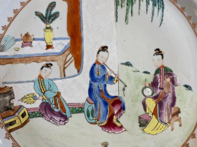 Plat en porcelaine de Chine famille rose à décor de musiciennes, Qianlong — photo 2