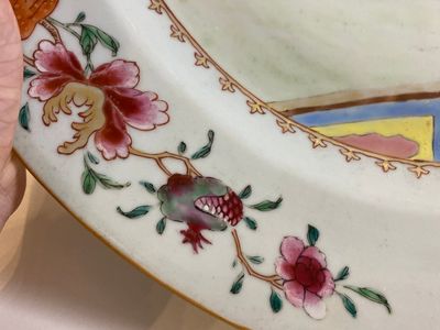 Plat en porcelaine de Chine famille rose à décor de musiciennes, Qianlong — photo 4