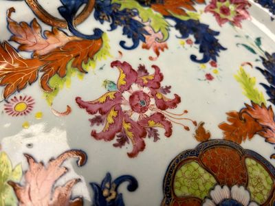 Plat en porcelaine de Chine famille rose à décor dit 'pseudo-feuilles de tabac', Qianlong — photo 2