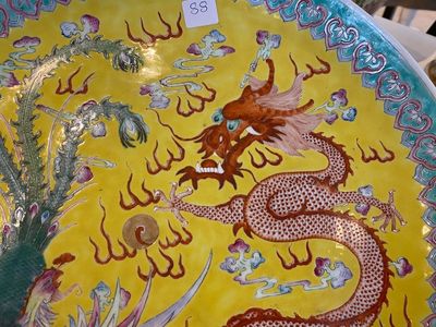 Plat en porcelaine de Chine famille rose à décor d'un dragon et d'un phénix sur fond jaune, marque de Qianlong, 19/20ème — photo 2