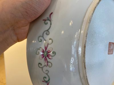 Plat en porcelaine de Chine famille rose à décor d'un dragon et d'un phénix sur fond jaune, marque de Qianlong, 19/20ème — photo 8
