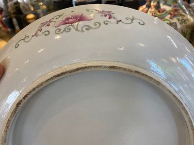 Plat en porcelaine de Chine famille rose à décor d'un dragon et d'un phénix sur fond jaune, marque de Qianlong, 19/20ème — photo 9