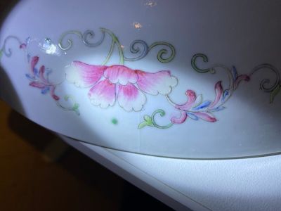 Plat en porcelaine de Chine famille rose à décor d'un dragon et d'un phénix sur fond jaune, marque de Qianlong, 19/20ème — photo 10