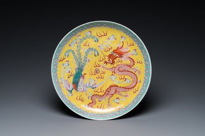 Plat en porcelaine de Chine famille rose à décor d'un dragon et d'un phénix sur fond jaune, marque de Qianlong, 19/20ème