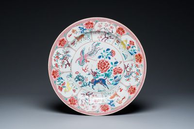 Plat en porcelaine de Chine famille rose à décor d'un qilin et d'un phénix, Yongzheng