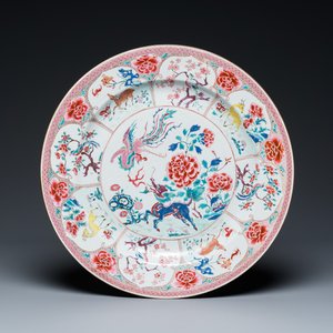 Plat en porcelaine de Chine famille rose à décor d'un qilin et d'un phénix, Yongzheng — photo 1