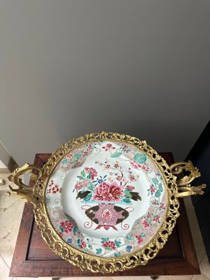 Plat en porcelaine de Chine famille rose à décor d'une corbeille à fleurs aux montures en bronze doré, Yongzheng — photo 1