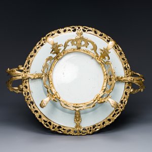 Plat en porcelaine de Chine famille rose à décor d'une corbeille à fleurs aux montures en bronze doré, Yongzheng — photo 2
