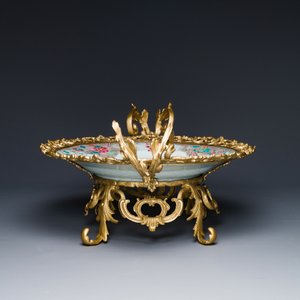 Plat en porcelaine de Chine famille rose à décor d'une corbeille à fleurs aux montures en bronze doré, Yongzheng — photo 4