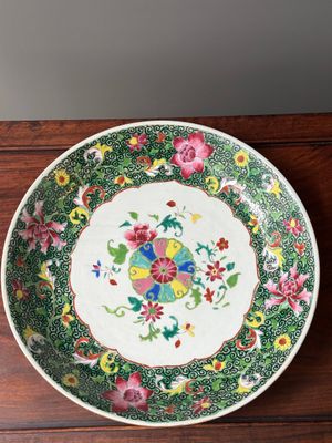 Plat en porcelaine de Chine famille rose à décor floral, Qianlong — photo 1