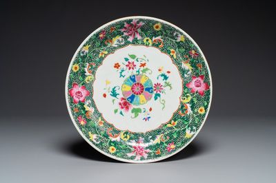 Plat en porcelaine de Chine famille rose à décor floral, Qianlong