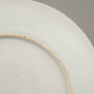 Plat en porcelaine de Chine, famille rose, Qianlong, 18e — photo 4