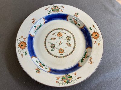 Plat en porcelaine de Chine famille verte à décor de canards mandarins dans un étang de lotus, Kangxi — photo 1