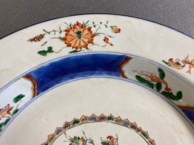 Plat en porcelaine de Chine famille verte à décor de canards mandarins dans un étang de lotus, Kangxi — photo 4