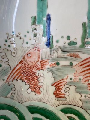Plat en porcelaine de Chine famille verte à décor de carpes, Kangxi — photo 4