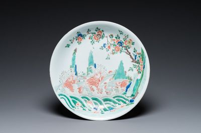 Plat en porcelaine de Chine famille verte à décor de carpes, Kangxi