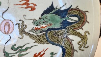 Plat en porcelaine de Chine famille verte à décor de deux dragons, marque de Chenghua, Kangxi — photo 1