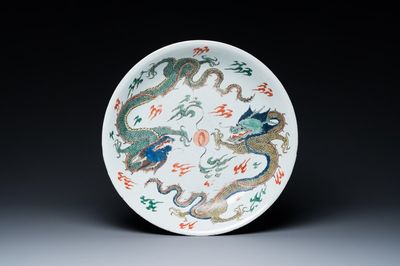 Plat en porcelaine de Chine famille verte à décor de deux dragons, marque de Chenghua, Kangxi