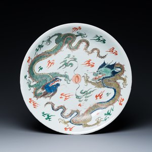 Plat en porcelaine de Chine famille verte à décor de deux dragons, marque de Chenghua, Kangxi — photo 1