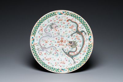 Plat en porcelaine de Chine famille verte à décor de dragons, 19ème