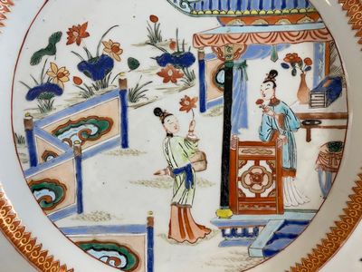 Plat en porcelaine de Chine famille verte à décor de femmes dans un pavillon, Yongzheng — photo 2