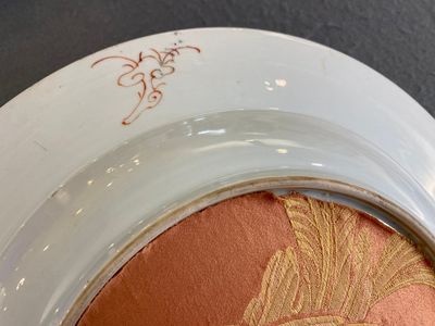 Plat en porcelaine de Chine famille verte à décor de femmes dans un pavillon, Yongzheng — photo 8