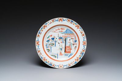 Plat en porcelaine de Chine famille verte à décor de femmes dans un pavillon, Yongzheng