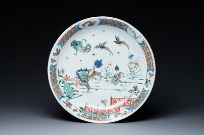 Plat en porcelaine de Chine famille verte à décor de qilins et de phénix, Kangxi