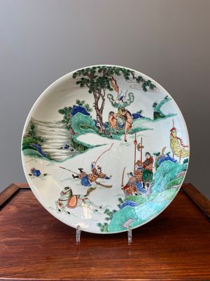 Plat en porcelaine de Chine famille verte à décor d'un cavalier tombant de son cheval, marque de Chenghua, Kangxi — photo 1