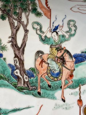 Plat en porcelaine de Chine famille verte à décor d'un cavalier tombant de son cheval, marque de Chenghua, Kangxi — photo 11
