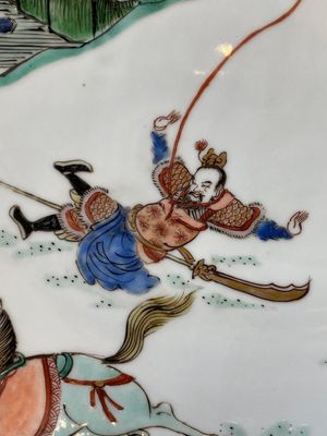 Plat en porcelaine de Chine famille verte à décor d'un cavalier tombant de son cheval, marque de Chenghua, Kangxi — photo 13