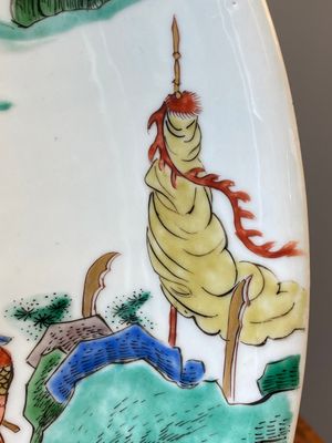 Plat en porcelaine de Chine famille verte à décor d'un cavalier tombant de son cheval, marque de Chenghua, Kangxi — photo 16