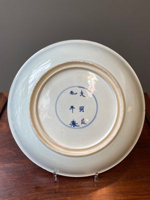 Plat en porcelaine de Chine famille verte à décor d'un cavalier tombant de son cheval, marque de Chenghua, Kangxi — photo 2
