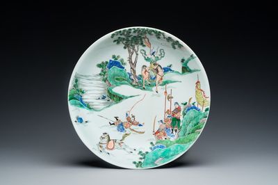 Plat en porcelaine de Chine famille verte à décor d'un cavalier tombant de son cheval, marque de Chenghua, Kangxi