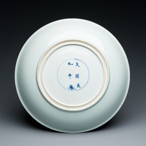 Plat en porcelaine de Chine famille verte à décor d'un cavalier tombant de son cheval, marque de Chenghua, Kangxi — photo 2
