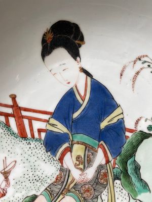 Plat en porcelaine de Chine famille verte à décor d'une femme et d'un garçon lui offrant une verseuse 'jue', Kangxi — photo 2