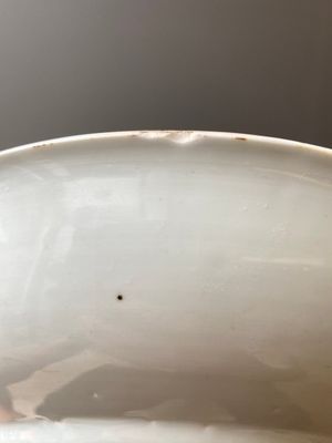Plat en porcelaine de Chine famille verte à décor d'une femme et d'un garçon lui offrant une verseuse 'jue', Kangxi — photo 7