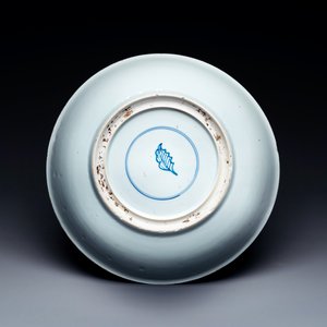 Plat en porcelaine de Chine famille verte à décor d'une femme et d'un garçon lui offrant une verseuse 'jue', Kangxi — photo 2
