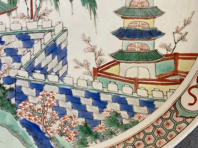 Plat en porcelaine de Chine famille verte à décor d'une pagode, Kangxi — photo 5