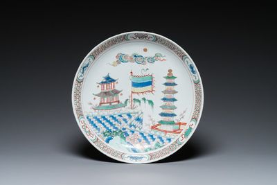Plat en porcelaine de Chine famille verte à décor d'une pagode, Kangxi