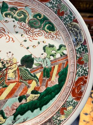 Plat en porcelaine de Chine wucai à décor de 'Qi Lin Song Zi 麒麟送子', Kangxi — photo 3