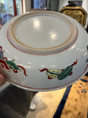 Plat en porcelaine de Chine wucai à décor de 'Qi Lin Song Zi 麒麟送子', Kangxi — photo 9