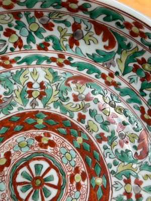 Plat en porcelaine de Chine wucai à décor floral stylisé, Kangxi — photo 2