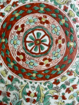 Plat en porcelaine de Chine wucai à décor floral stylisé, Kangxi — photo 3