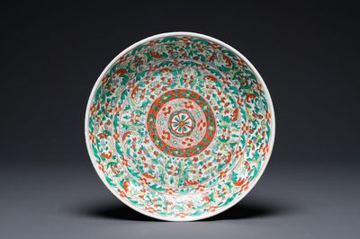 Plat en porcelaine de Chine wucai à décor floral stylisé, Kangxi
