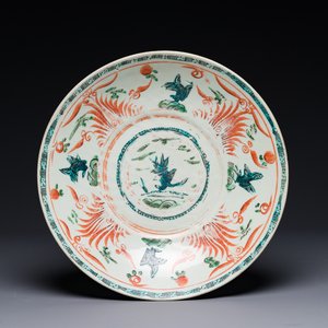 Plat en porcelaine de Chine wucai dite 'de Swatow' à décor des carpes sauteuses, Ming — photo 1